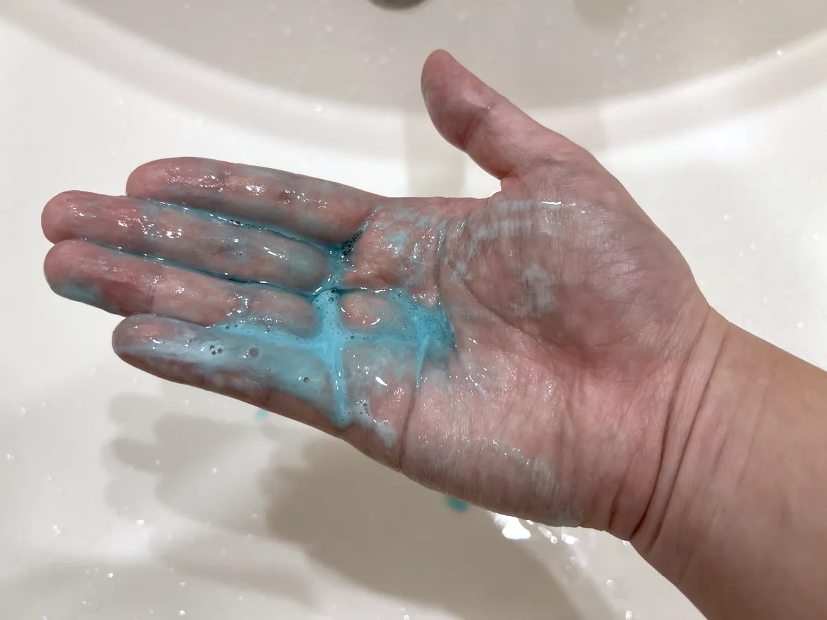 手で泡立てたOld Spice PURE SPORT。細かい泡が薄く広がるだけで、もこもこの泡にはならない