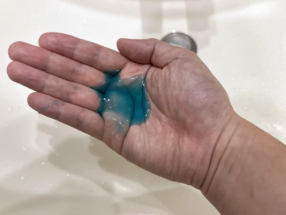 手のひらに出したOld Spice PURE SPORTの中身。青緑色でとろみのあるテクスチャー