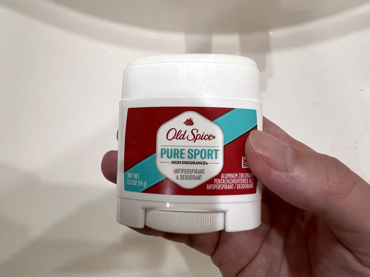 キャップを外したOld Spice PURE SPORTの中身。白い固形